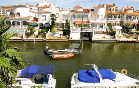 Flat in Empuriabrava - Vacation, holiday rental ad # 8308 Picture #1