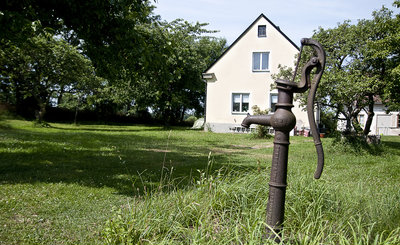 2,5 mil norr om Visby, 2 km frn Lickershamn ligger Stenkyrka och Grausne Grd. Hr bor ni p vr grd med hns (och tuppar), lamm, katten 2 single beds. Grausne Grd Stenkyrka - Guesthouses for Rent in - Airbnb