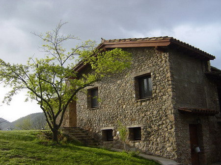 Casa rural en La garrotxa para  12 •   parking privado 