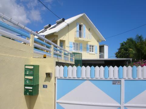Maison à Petite ile - Location vacances, location saisonnière n°8931 Photo n°0 thumbnail