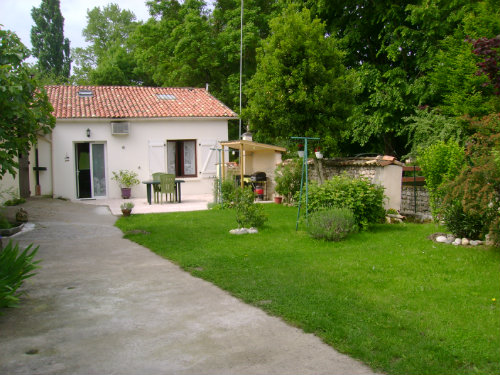 Casa en Roullet-st-estephe para  3 •   con terraza 