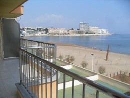 Flat in L'escala for   6 •   view on sea 