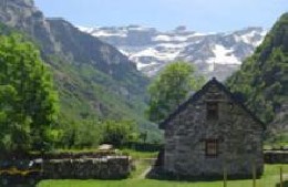 Gite in Gavarnie gdre for   8 •   private parking 