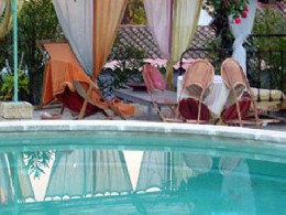 Gite  Uzs pour  3 •   avec piscine partage 