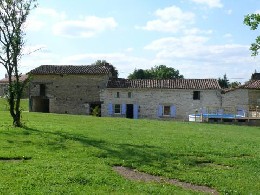 Maison  Loume benest pour  5 •   avec piscine prive 