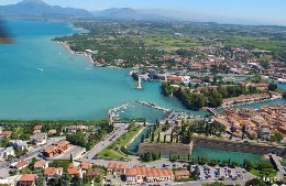 House in Peschiera del garda for   6 •   private parking 