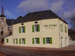 Gite  Alligny-en-morvan pour  18 •   cour 