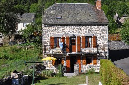 Gite  Laveissiere pour  9 •   avec terrasse 