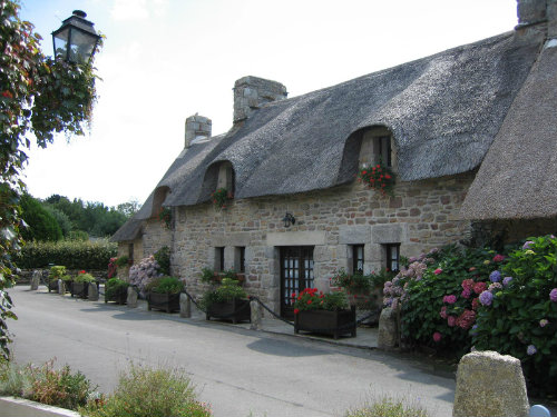 Chaumier a louer au cur du village de kerascoet