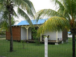 Bungalow  Saint franois pour  6 •   avec piscine partage 