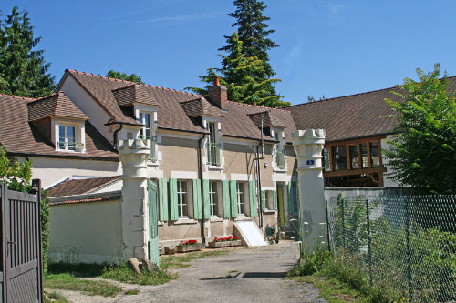 Ferme  Appoigny pour  10 •   cour 