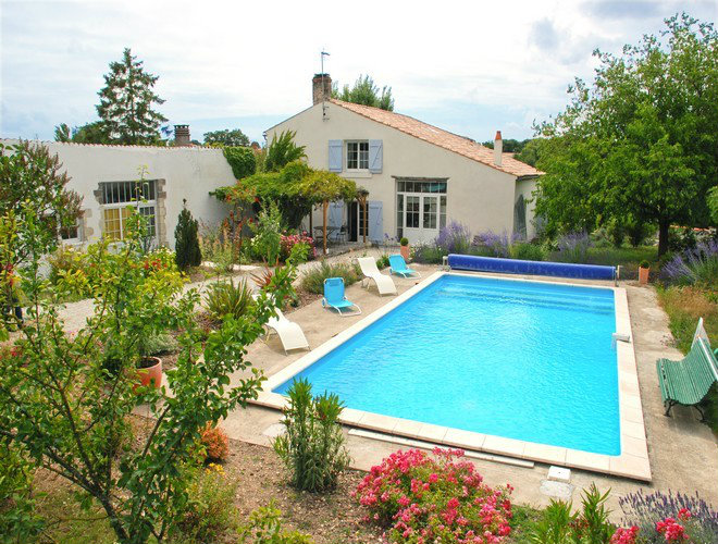 Bed and Breakfast in Sainte soulle for   8 •   with private pool 