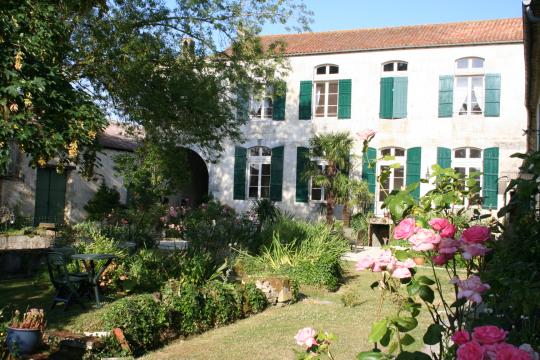 Gite  Asnires la giraud pour  6 •   avec piscine partage 