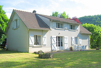 House in Avallon for   10 •   private parking 