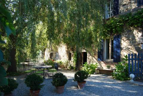 Chambre d'htes  Blot l'eglise pour  10 •   jardin 