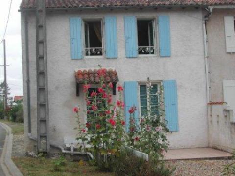 Gite  Balanzac pour  4 •   avec terrasse 