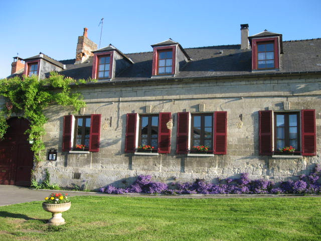 Chambre d'htes  Bonneuil les eaux pour  10 •   cour 