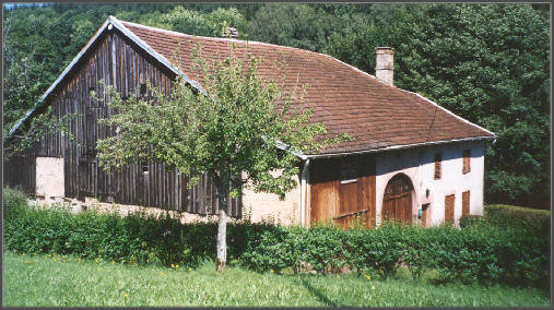 Ferme  Ban de laveline pour  13 •   cour 