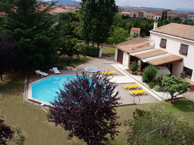 Bed and Breakfast in Le soler for   4 •   private parking 