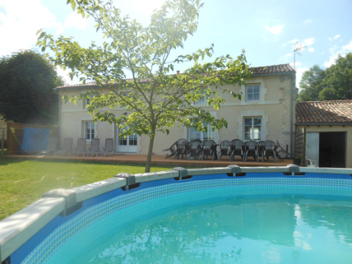 Gite in Fenioux for   20 •   with private pool 