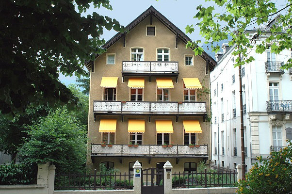 Maison  Bagnres de luchon pour  12 •   avec balcon 