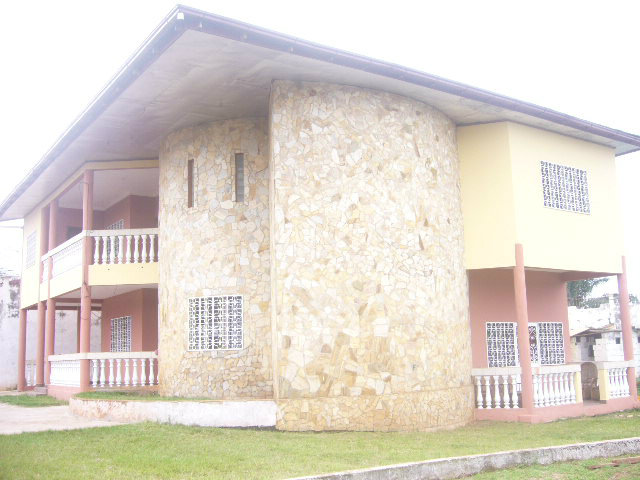 Maison  Yaounde pour  12 •   avec balcon 