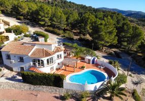 Villa avec superbe terrasse ensoleille, piscine et vues fantastiques