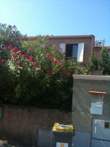 House in Hyeres 83400 for   9 •   animals accepted (dog, pet...) 