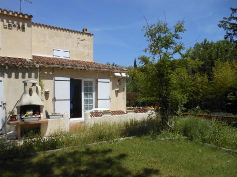 House in Chateauneuf le rouge for   7 •   private parking 