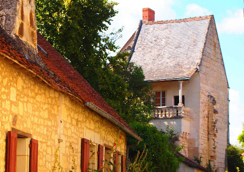 Chambre d'htes  Crissay sur manse pour  2 •   avec piscine prive 