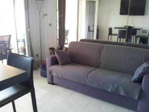 Flat in Cannes la bocca for   4 •   garden 