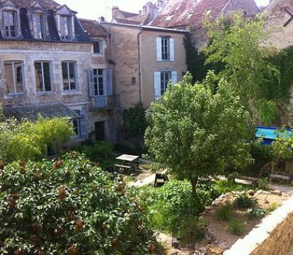 Gite  Avallon pour  15 •   avec piscine prive 