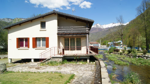 Belle maison bordant une rivire avec grand terrain