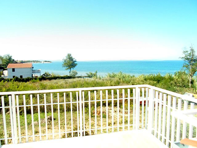 House in Privlaka for   4 •   view on sea 