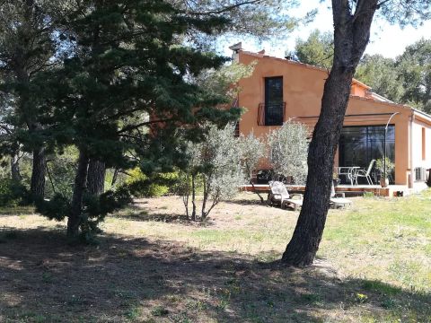 House in Meyrargues for   4 •   private parking 