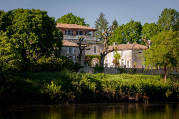 Chambre d'htes  Saint seurin de prats pour  200 •   26 salles de bains 