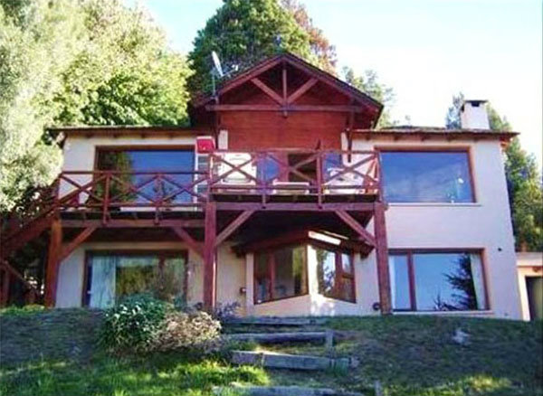 Casa de montaa en San carlos de bariloche para  6 •   vista a un lago 