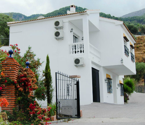 Casa en Alcaucin para  10 •   vista a un lago 