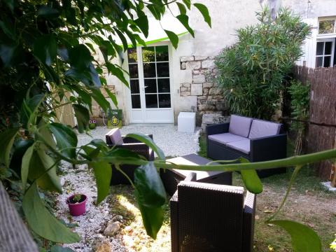 Gite  Soulignonne pour  4 •   jardin 