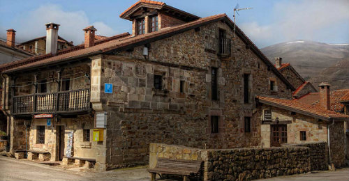 Casa de montaa en San sebastian de garabandal para  30 •   vista a un lago 