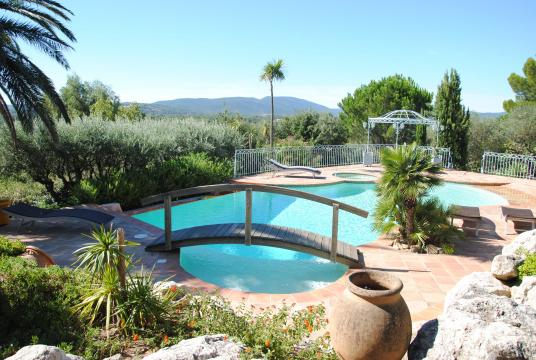   Grimaud pour  4 •   avec piscine partage 