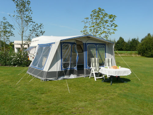 Eenvoudige Kip Caravan - Op een nette (mini) camping