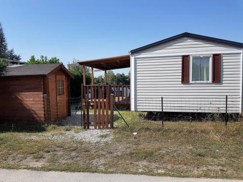 Mobile home in Provins for   6 •   view on lake 