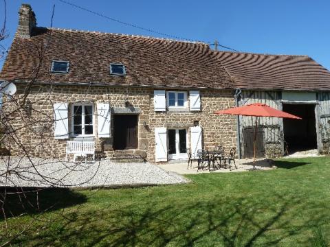 Casa en St. bomer les forges, frankrijk para  7 •   vista a un lago 