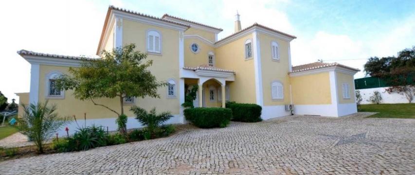 Casa en Albufeira para  10 •   con piscina privada 