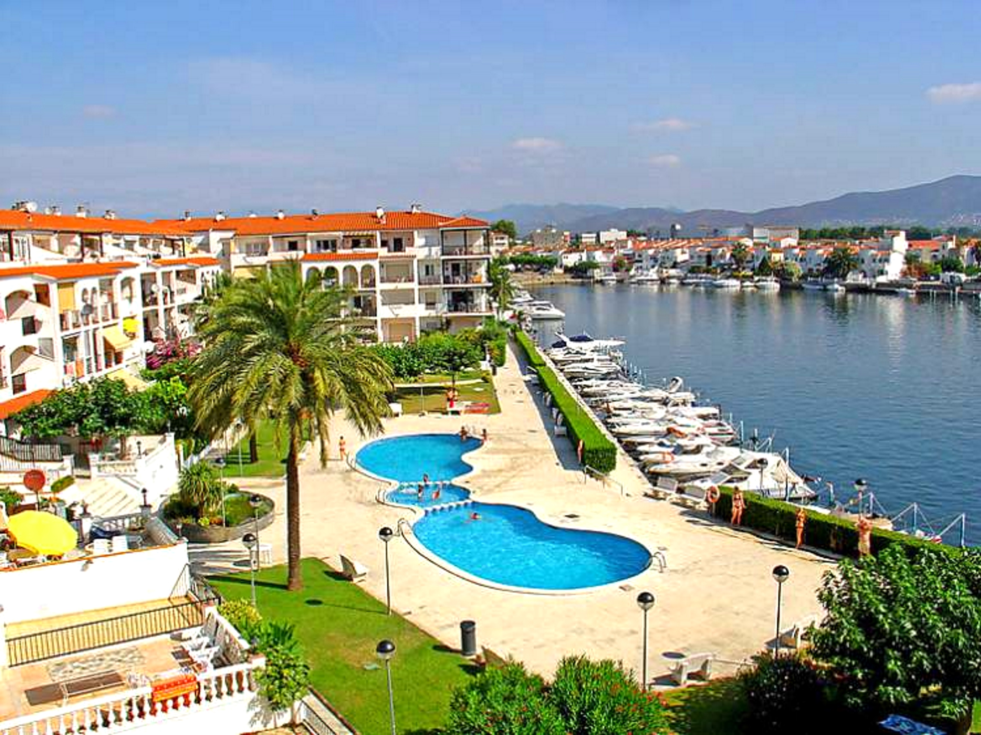 Flat in Empuriabrava for   6 •   with shared pool 