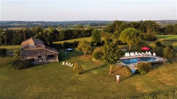 Maison  Villeral pour  10 •   avec piscine prive 