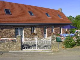 House in Cond-sur-vire for   6 •   private parking 