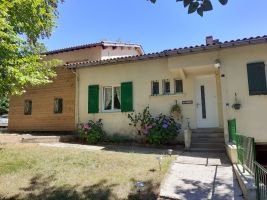 House in Les martys for   5 •   private parking 