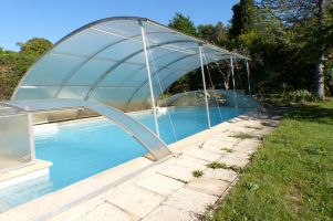 House in Aix-en-provence prs de for   6 •   with shared pool 